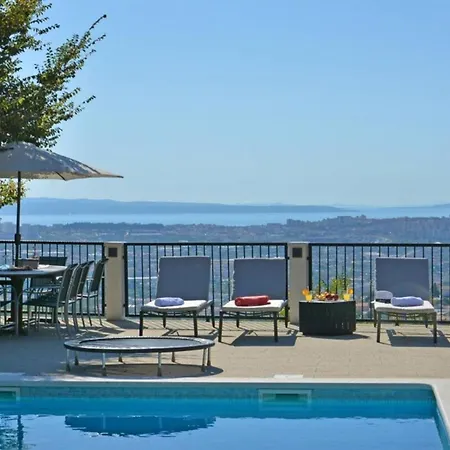 Family In With Pool Villa *