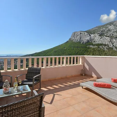 Family In With Pool Villa Solin