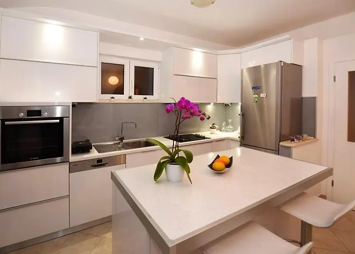 Family In With Pool Villa *